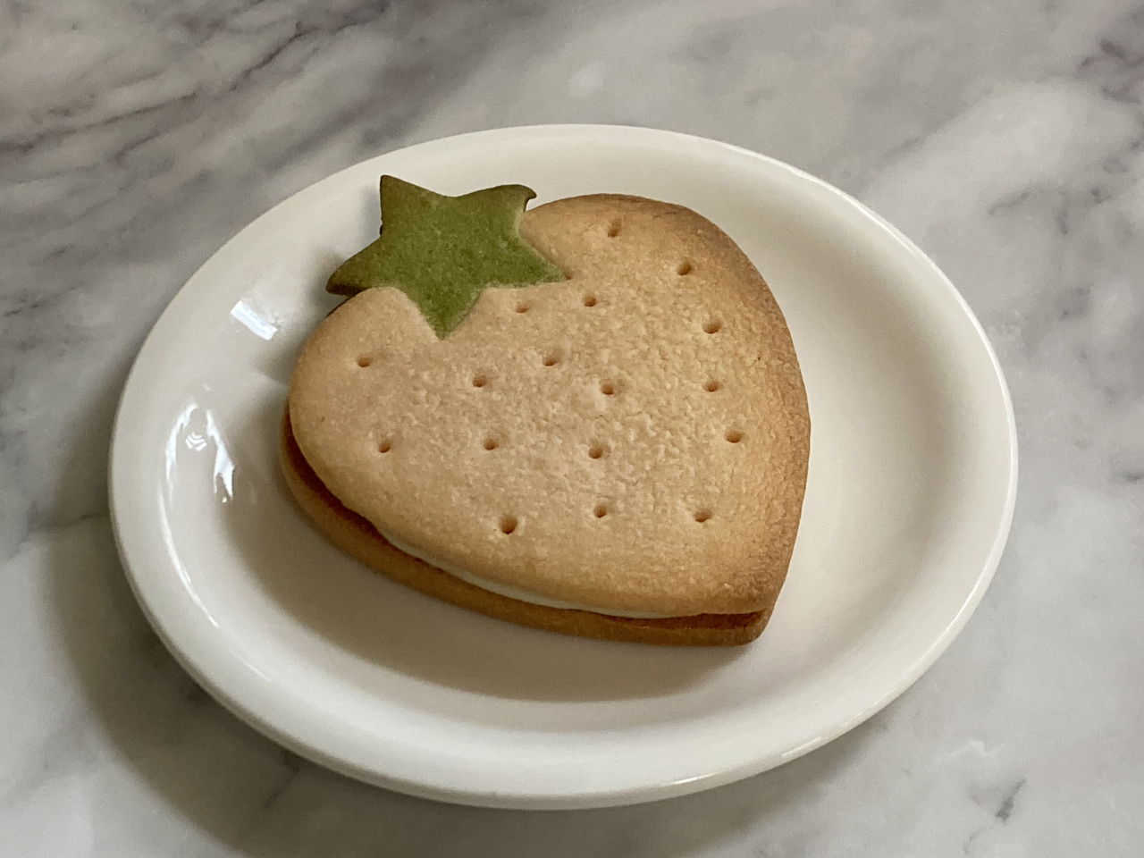 いちごクッキーサンド